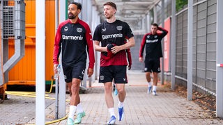 Mitchell Weiser läuft mit Karim Bellarabi zum Trainingsplatz.