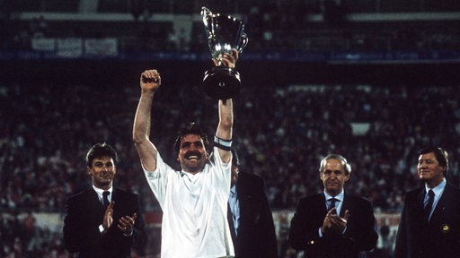 Miroslav Votava mit dem Europapokal der Pokalsieger 1992.