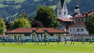 Werder-Profis trainieren vor der bergischen Landschaft in Zell am Ziller.