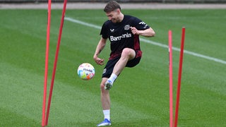 Mitchell Weiser nimmt im Training den Ball an.