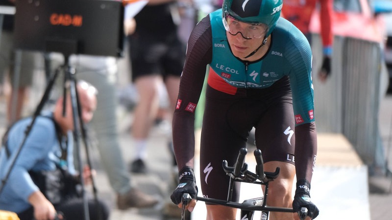 Lennard Kämna auf dem Fahrrad.