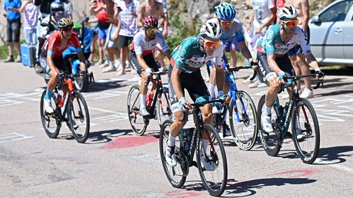 Radprofi Lennard Kämna tritt bei der Tour de France in die Pedale.