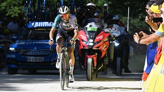 Radprofi Lennard Kämna wird bei einer Etappe der Tour de France von Fans angefeuert.