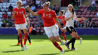 Die Werder-Spielerin Katharina Schiechtl bejubelt ihren Treffer im EM-Spiel mit Österreich gegen Nordirland.