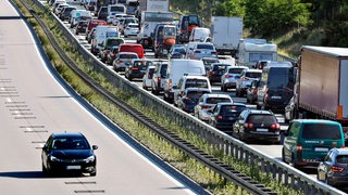 Auf einer Autobahn herrscht Stau.