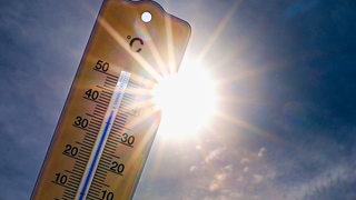 Ein Thermometer verdeckt die Sonne