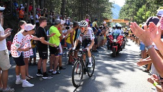 Lennard Kämna vor Zuschauern auf einer Etappe der Tour de France.
