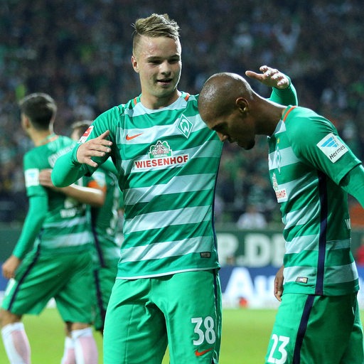 Werders Niklas Schmidt beglückwünscht den Torschützen Theo Gebre Selassie.