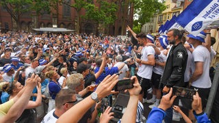 Die Fans des VfB Oldenburg feiern die Mannschaft bei der Aufstiegsfeier.