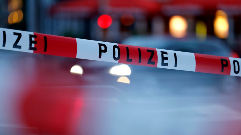 Polizeiabsperrband an einer Unfallstelle.