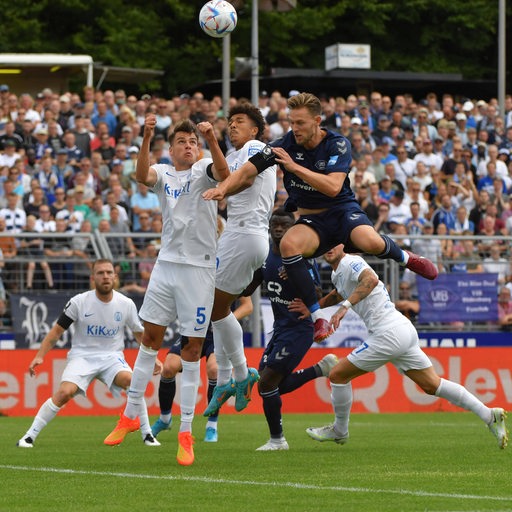 Mehrere Spieler vom VfB Oldenburg und dem SV Meppen kämpfen in der Luft um den Ball.