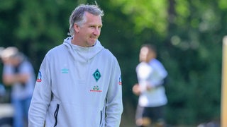 Frank Baumann in einem Werder-Hoodie.