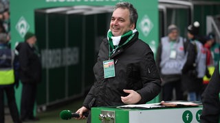 Arnd Zeigler als Stadionsprecher vor dem Spielertunnel im Weser-Stadion.