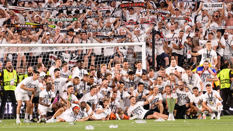 Das Frankfurter Team feiert nach dem Finale vor den eigenen Fans mit de Pokal.