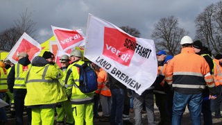 Hafenarbeiter aus Bremen protestieren.