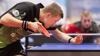 Werder-Spieler Mattias Falck konzentriert sich vor einem Aufschlag auf den Ball in seiner Hand.