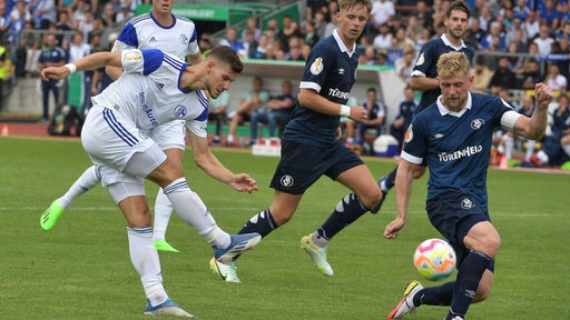 BSV-Kapitän Sebastian Kmiec verteidigt den Ball gegen einen Schalker Spieler.