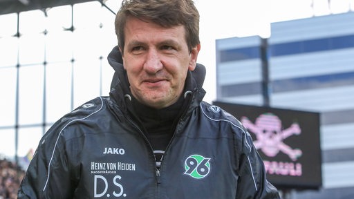 Daniel Stendel als Hannoveraner Trainer am Millerntor.