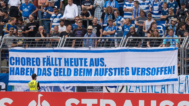 Auf einem Banner der Fans des Bremer SV steht "Choreo fällt heute aus, haben das Geld beim Aufstieg versoffen!"