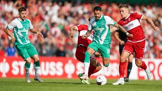 Leonardo Bittencourt führt im Spiel gegen Cottbus den Ball.