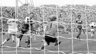 Werder im Duell mit Borussia Mönchengladbach 1981. Der Ball fliegt auf das Gladbacher Tor.