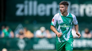 Werder-Spieler Romano Schmid lauert bei einem Testspiel im Zillertal auf den Ball.