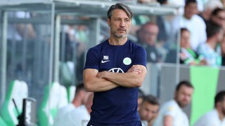 Niko Kovac steht als Trainer des VfL Wolfsburg nachdenklich am Spielfeldrand.