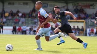 BSV-Spieler Allah Aid Hamid rennt seinem Flensburger Gegenspieler vergeblich hinterher.