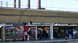 Werder-Fans steigen am Wolfsburger Hauptbahnhof in einen Zug.