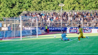 Valdrin Mustafe erzielt das 3:2 für Elversberg. Pelle Boevink schaut dem Ball hinterher.