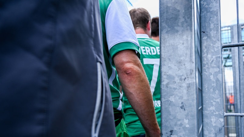 Werder-Fans betreten durch eine Schleuse das Stadion.
