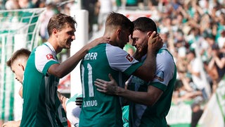 Niclas Füllkrug und Oliver Burke herzen sich nach dem 2:2 gegen Stuttgart.