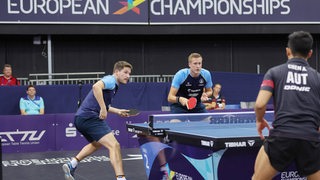 Das schwedische Tischtennis-Doppel Mattias Falck und Kristian Karlsson in Aktion bei ihrem ersten Match der EM.