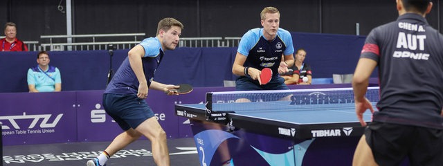 Das schwedische Tischtennis-Doppel Mattias Falck und Kristian Karlsson in Aktion bei ihrem ersten Match der EM.