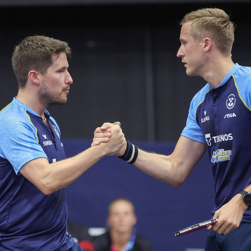 Die schwedischen Tischtennisspieler Kristian Karlsson und Mattias Falck klatschen sich nach ihrem Auftaktsieg im Doppel ab.