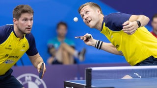 Tischtennis-Profi Mattias Falck beim Ballwurf während einer Angabe im Doppel mit Kristian Karlsson.