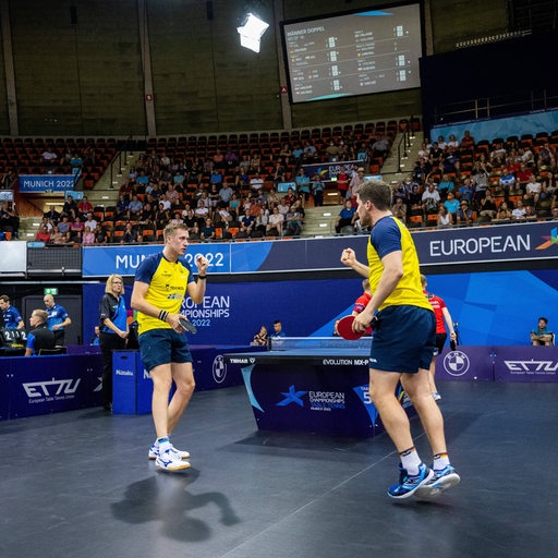 Das Tischtennis-Team Mattias Falck und Kristian Karlsson bejubelt eines Punkt während der EM.