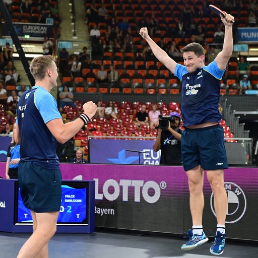 Die Tischtennis-Profis Mattias Falck und Kristian Karlsson bejubeln ihren Einzug ins EM-Doppelfinale, Karlsson springt in die Luft.