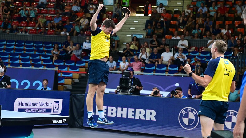 Die schwedischen Tischtennis-Profis Mattias Falck und Kristian Karlsson bejubeln ihren EM-Titel, Karlsson springt in die Luft.