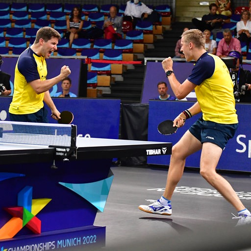 Die schwedischen Tischtennis-Spieler Mattias Falck und Kristian Karlsson reckten die Fäuste und bejubeln einen Punkt bei der EM.