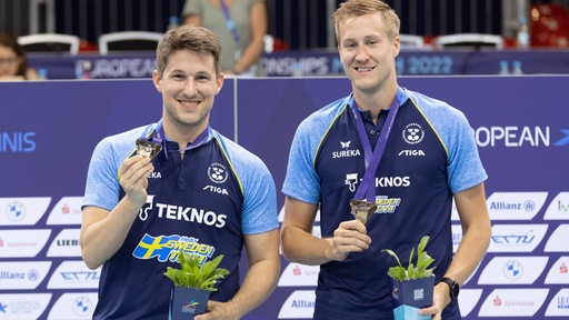 Die Medailliengewinner im Tischtennis-Doppel bei der EM Mattias Falck und Kristian Karlsson posieren für Fotos nebeneinander.