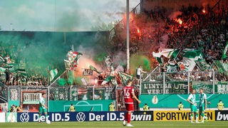 Bremer Fans zünden in Cottbus im Block Pyrotechnik.