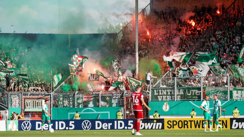Bremer Fans zünden in Cottbus im Block Pyrotechnik.