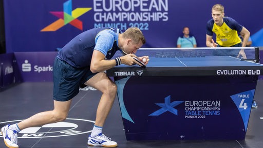 Tischtennis-Profi Mattias Falck konzentriert heruntergebeugt am Tisch beim Aufschlag im Achtelfinale gegen Anton Källberg.