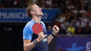 Tischtennis-Profi Mattias Falck schaut erleichtert nach oben und reckt die Fäuste empor nach seinem Einzug ins Halbfinale.