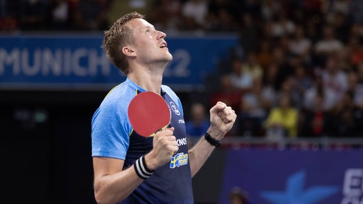 Tischtennis-Profi Mattias Falck schaut erleichtert nach oben und reckt die Fäuste empor nach seinem Einzug ins Halbfinale.