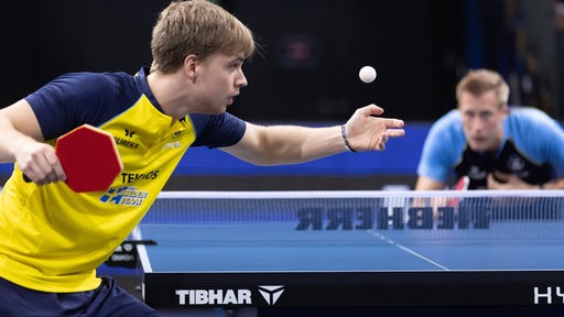 Tischtennis-Spieler Truls Möregardh konzentriert beim Aufschlag-Ballwurf, im Hintergrund in der Unschärfe Gegener Mattias Falck.
