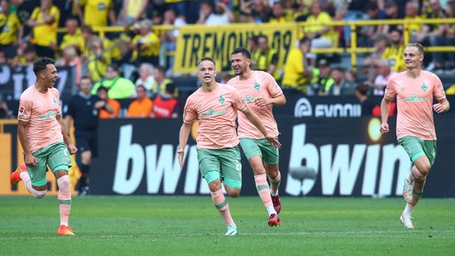 Werder-Spieler Niklas Schmidt bejubelt mit ausgebreiteten Armen seinen Treffer gegen Dortmund.