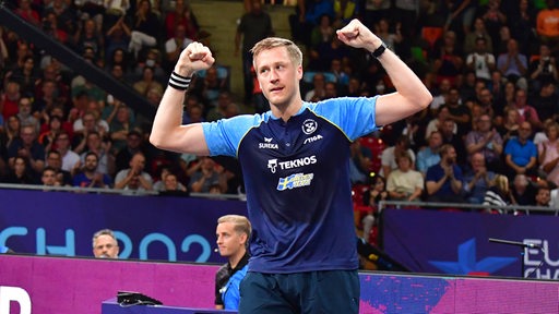 Tischtennis-Profi Mattias Falck reckt beide Arme hoch nach seinem Sieg über Truls Möregardh bei den European Championships.