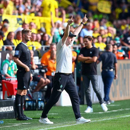Werder-Trainer Ole Werner reckt an der Seitenlinie kämpferisch die Zeigefinger in die Höhe nach dem Sieg gegen Dortmund.